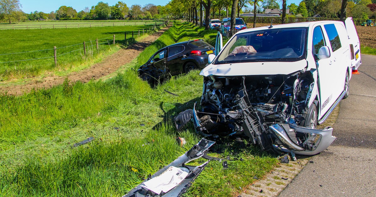 Busje verliest bumper na harde botsing in Hengelo