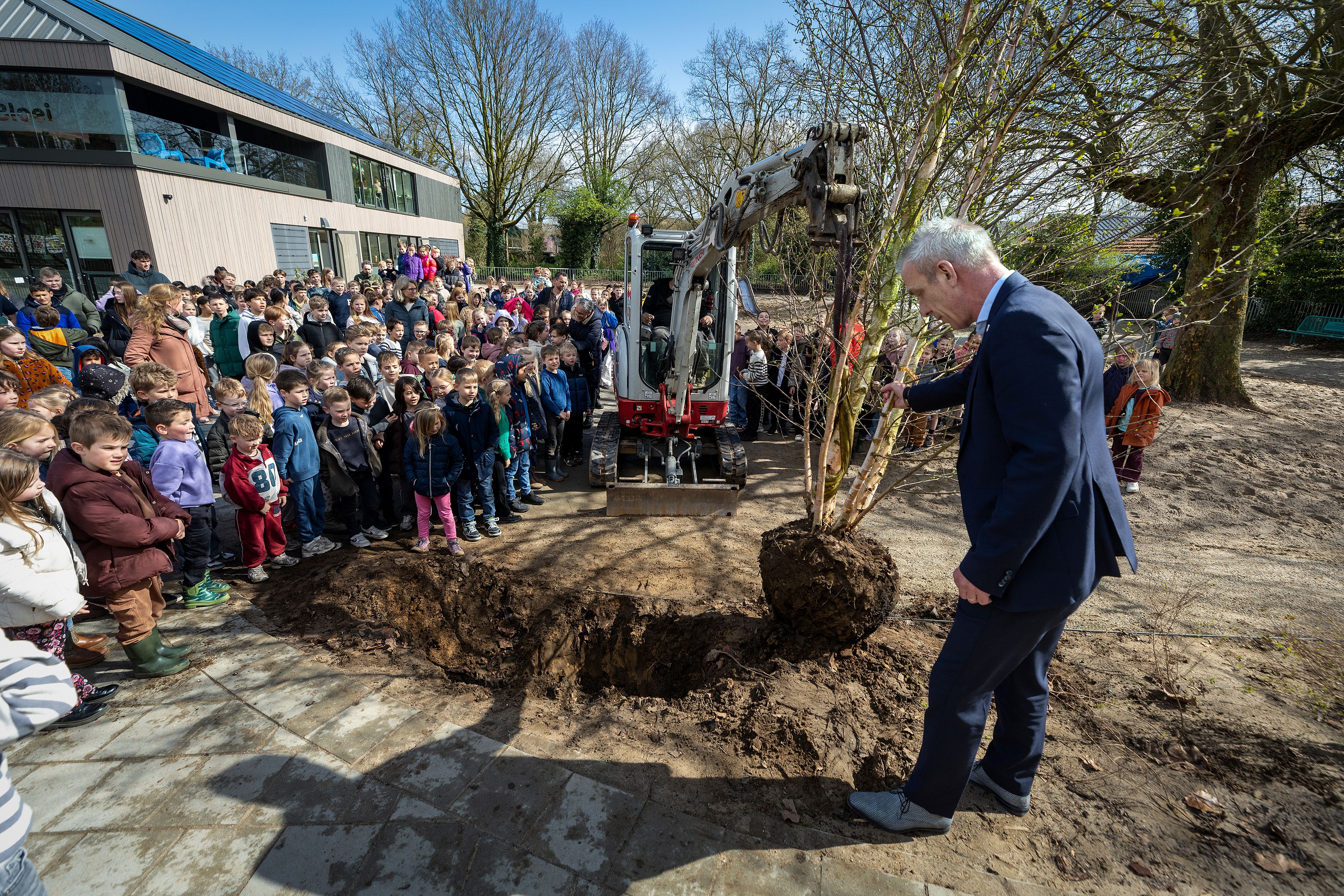 Monique met pensioen, Angelien en Maria gehuldigd en 12 bomen voor basisschool Bloei
