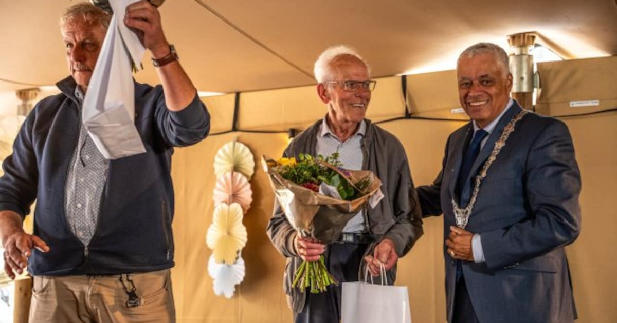 Burgemeester Capelle aan den IJssel deelt Capelse Complimenten uit aan tweetal vrijwilligers