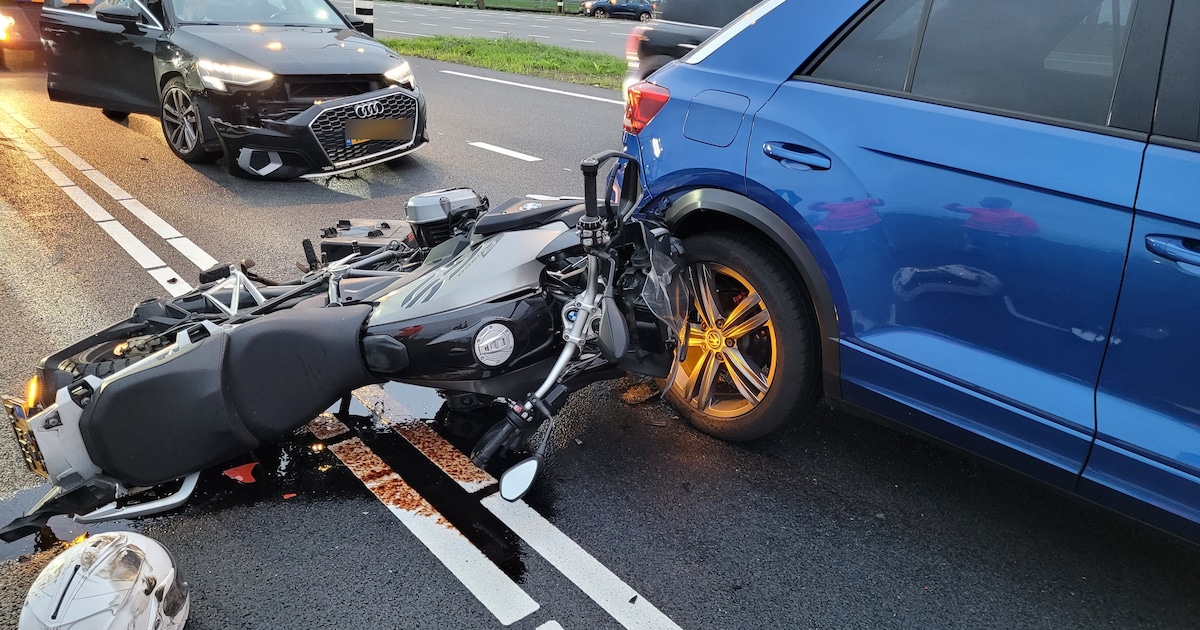 Motorrijder gewond na botsing met twee auto's op de Slochterweg in Amsterdam