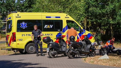 Twee scooterrijders botsen op elkaar op kruising in Oss