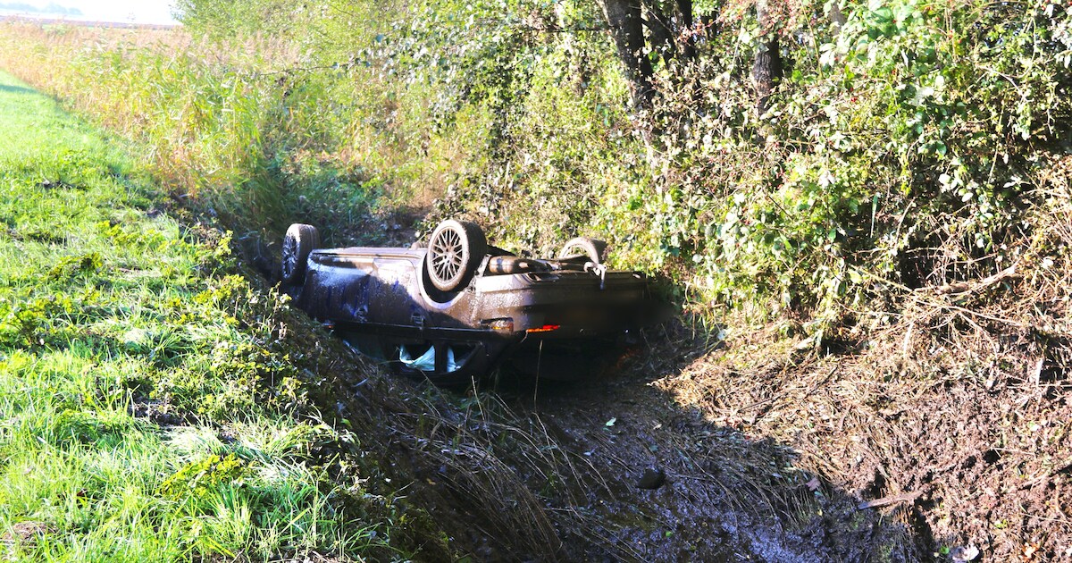 Auto belandt op zijn kop in de sloot op Hoornderweg in Den Burg