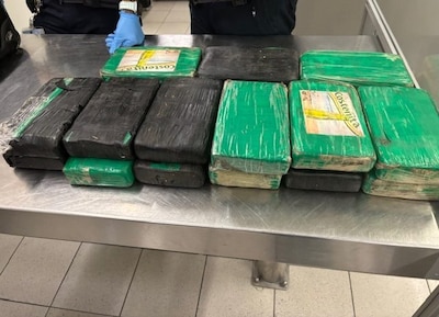 Bemanningslid van vliegtuig betrapt met 18 kilo cocaïne in bagage op Schiphol