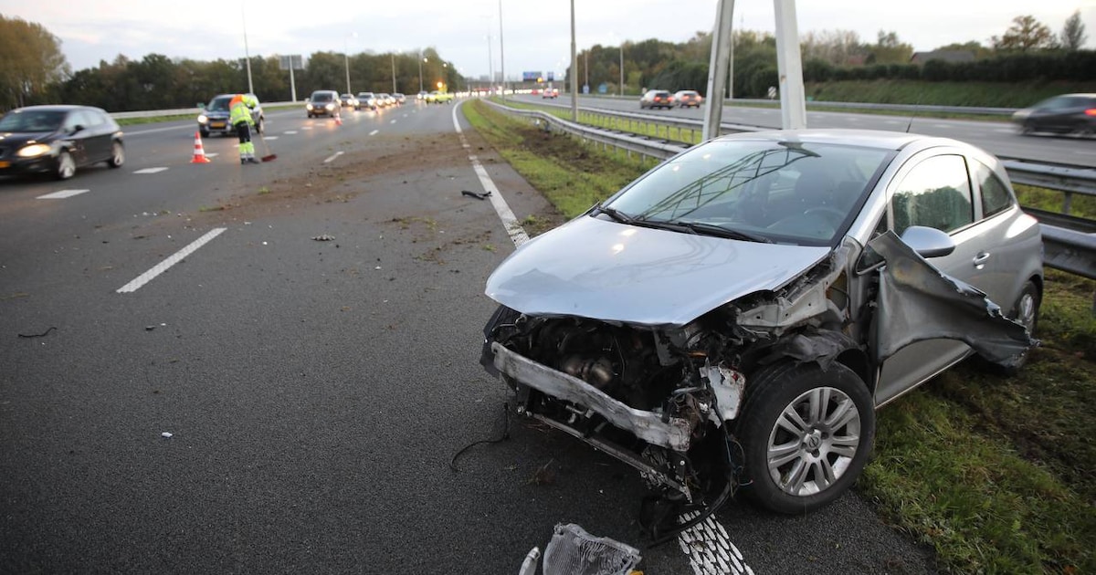 Auto botst tegen vangrail op A50 bij Apeldoorn: file en forse schade