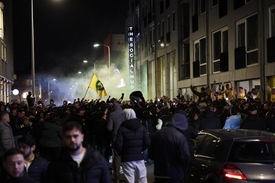 Honderden supporters van ADO Den Haag vieren feest met spelers op de Hoefkade na kampioenschap
