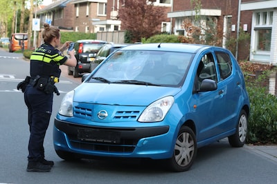 Fietser raakt gewond bij aanrijding met auto in Deventer en moet naar het ziekenhuis