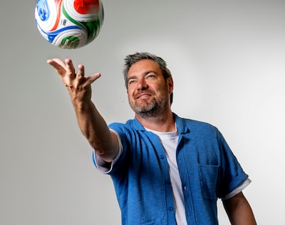 Mossou schrijft: ‘Doodskoppen, adelaars en strijdkreten: meer intimiderend kan een stadion haast niet zijn’
