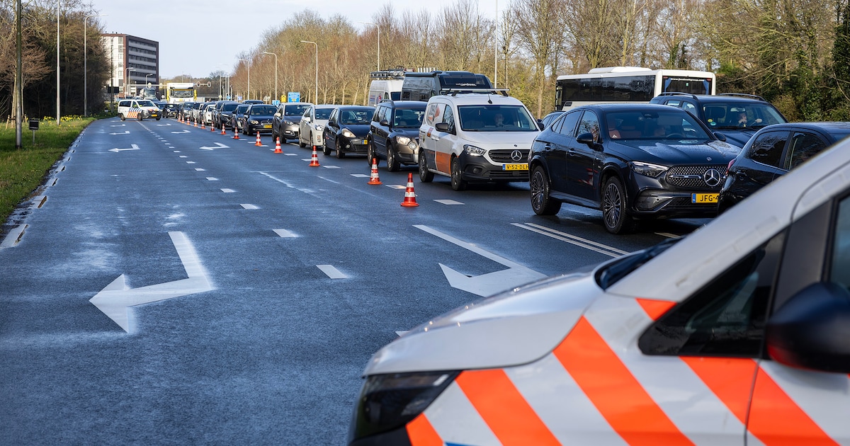 Fietser naar ziekenhuis na botsing met auto op drukke kruising in Haarlem