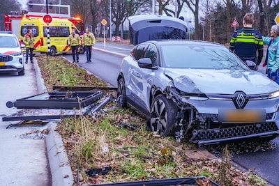 Auto botst tegen reclamezuil bij brandweerkazerne in Eindhoven, brandweer schiet te hulp
