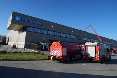 Brand in distributiecentrum Albert Heijn in Zwolle, pand ontruimd