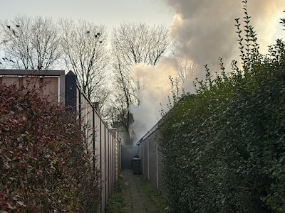 Veel rook bij schuurbrand op Teisterbantlaan in Tiel