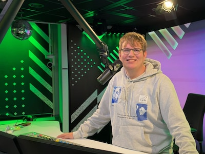 Jelle (20) uit Zwolle volgt nog de opleiding journalistiek, maar heeft nu al zijn eigen landelijke r