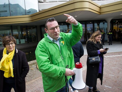 Richard de Mos demonstreert bij de Tweede Kamer.