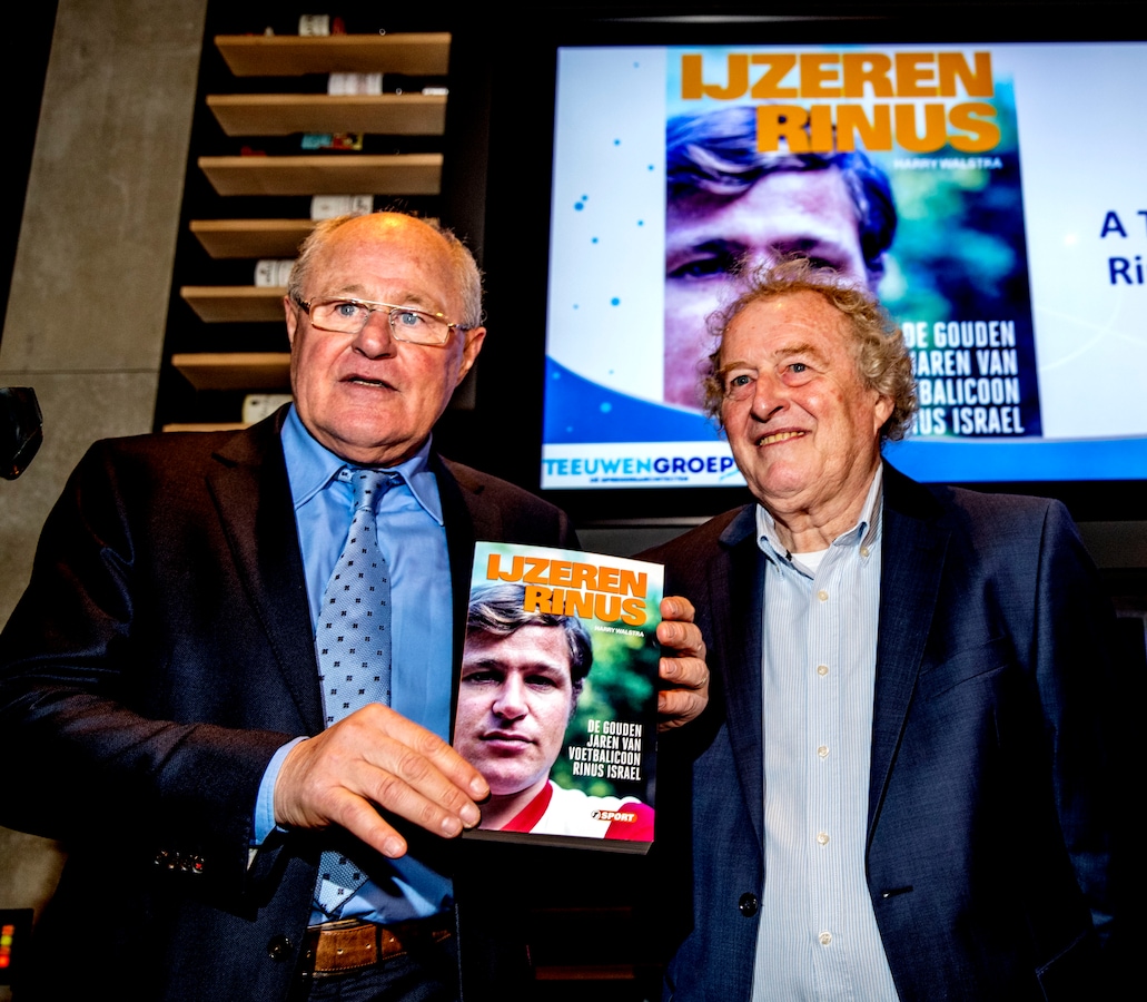rinus-israel-krijgt-zijn-boek-uit-handen-van-wim-jansen