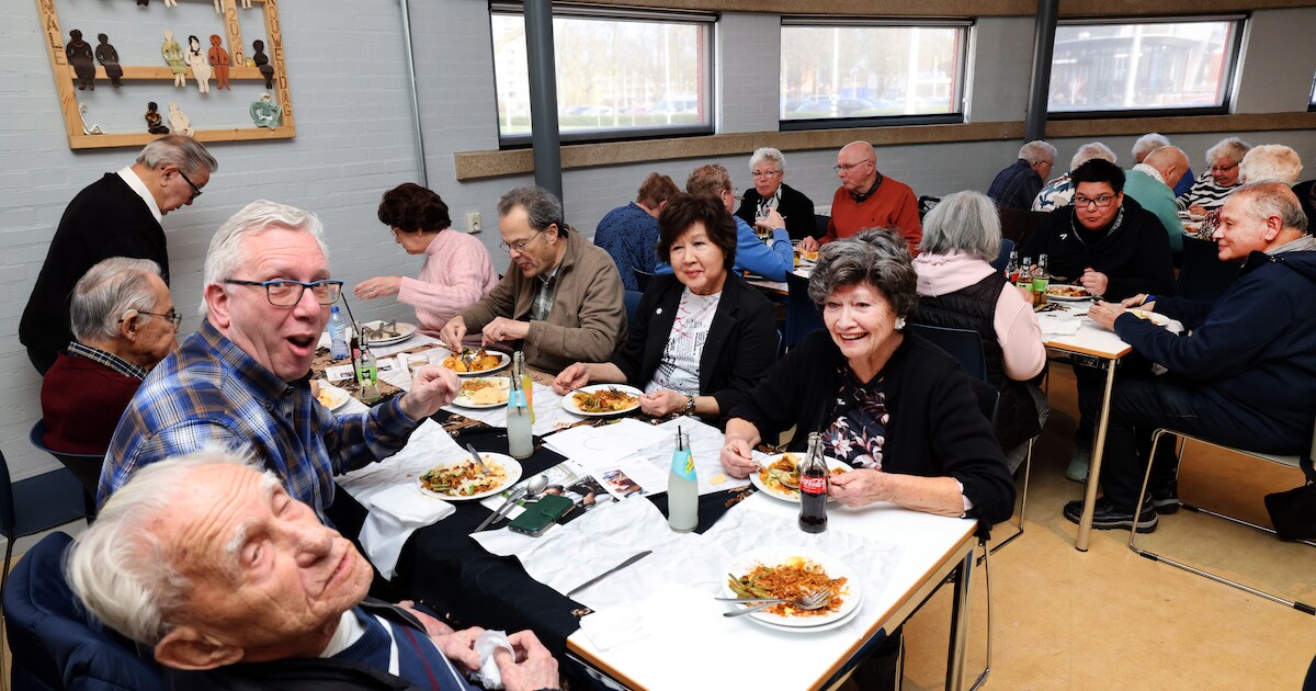 ‘De aardappel kenden we thuis niet’, Indische mensen samen aan tafel ...