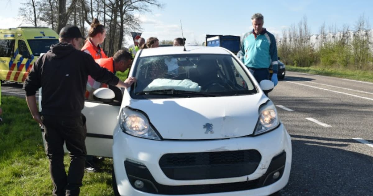 Man raakt gewond door botsing tussen auto en bedrijfsbus op N322 bij Zuilichem