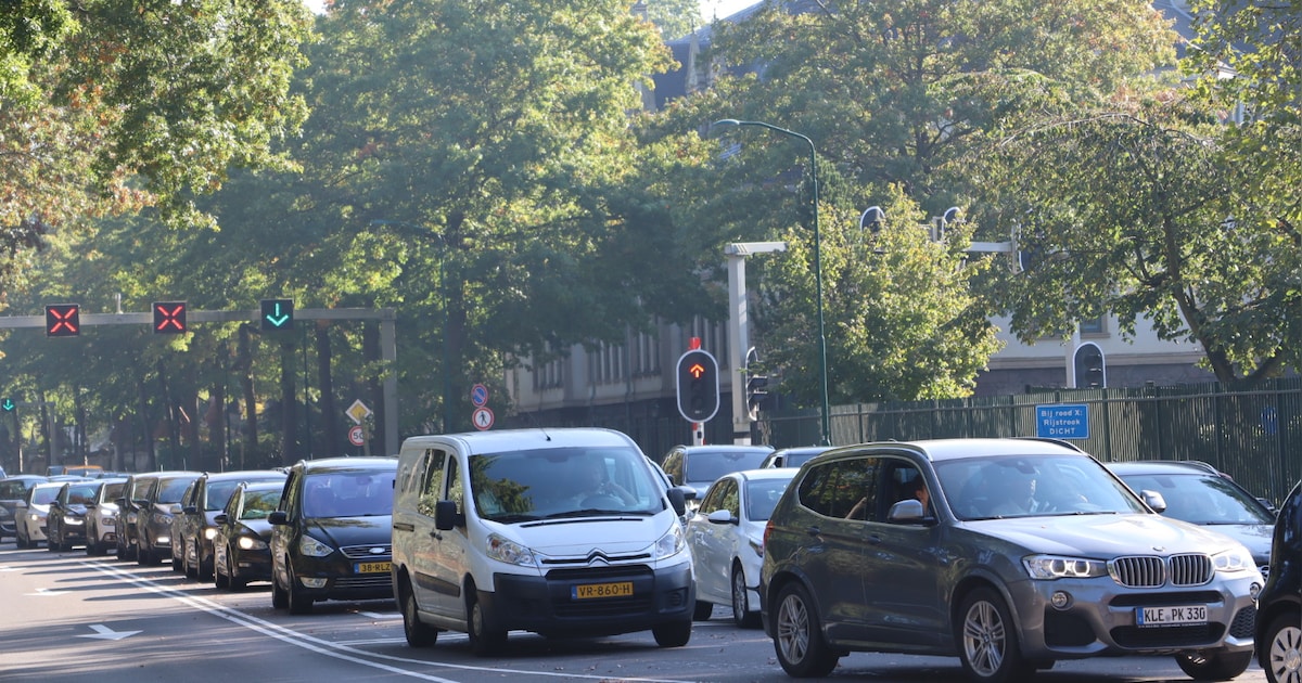 Verkeerschaos rond Kaatsheuvel door drukte richting Efteling, ook aanrijding in dorp