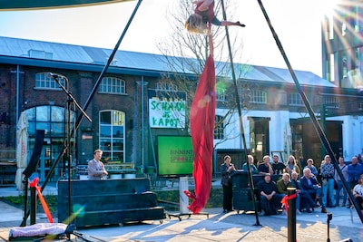 Horecabaas hangt spandoek op bij opening binnentuin in Tilburg: ‘Schaam je kapot’