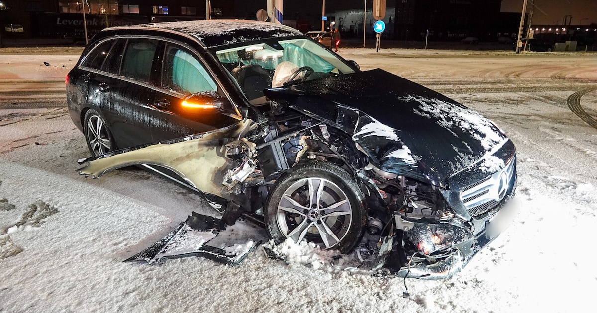 Automobilist rijdt op wegwijzer langs N194 door gladheid