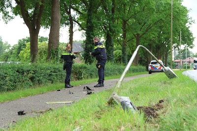 Auto rijdt lantaarnpaal uit de grond en eindigt in de greppel in Steenenkamer