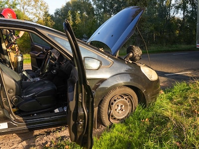 Auto vliegt in brand langs weg in Lierop
