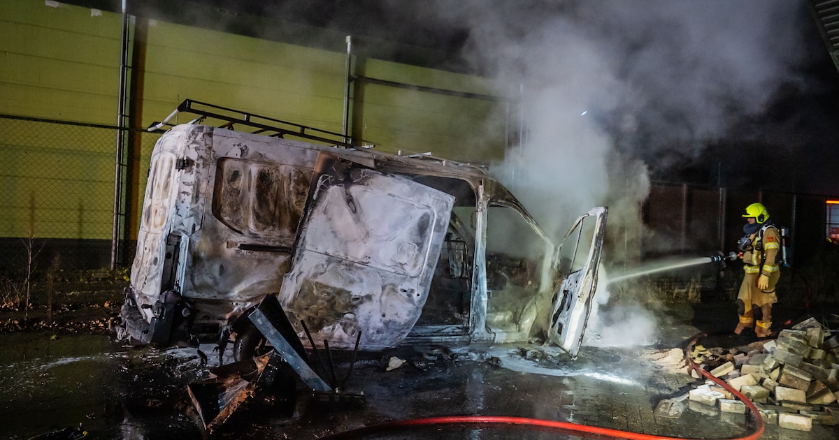 Bestelbus gaat in vlammen op op Doesburgs bedrijventerrein