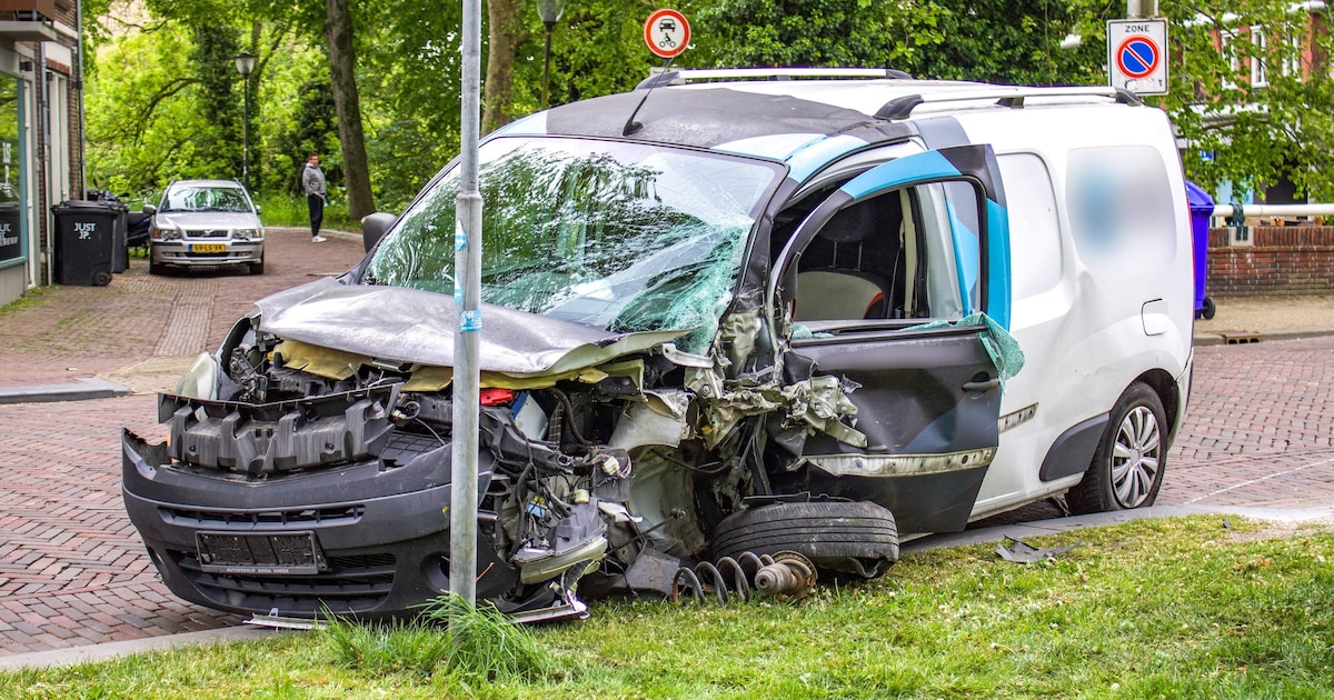 Bestelbus botst frontaal op lijnbus op Parkstraat in Sneek