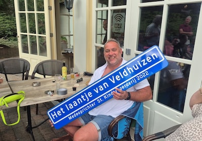 Oswald Velthuizen vol emotie als hij straatnaambord op de kinderboerderij krijgt: zijn naam is allee