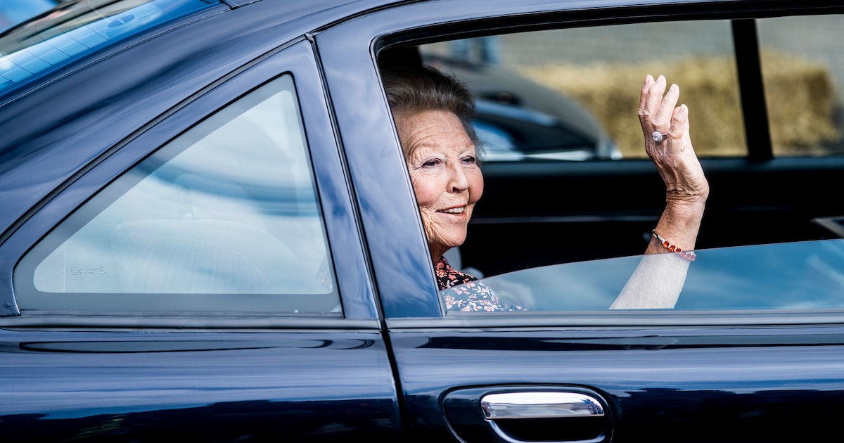 De hele tribune staat op om Beatrix te zien, maar Cisca schaamt zich
