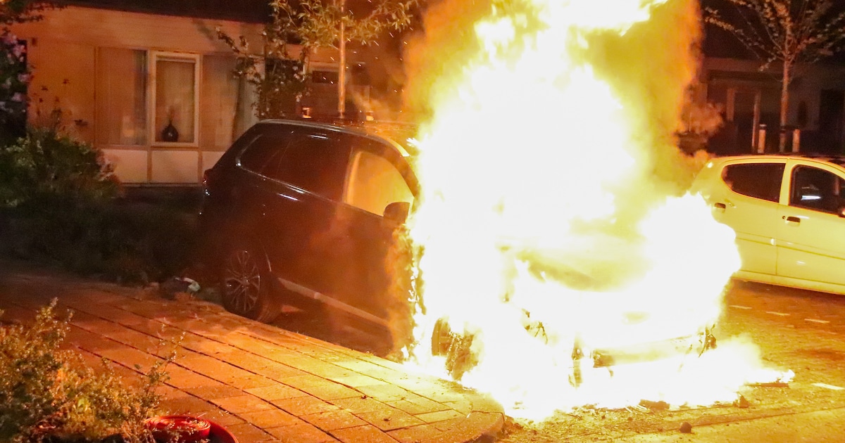 Auto volledig uitgebrand bij brand in Hoofddorp