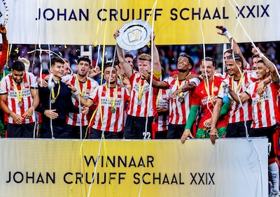 Johan Cruijff Schaal | Zo laat strijden kampioen PSV en bekerwinnaar AZ zondag om eerste prijs van het seizoen