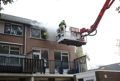 Man met hond van balkon gered bij woningbrand in Apeldoorn
