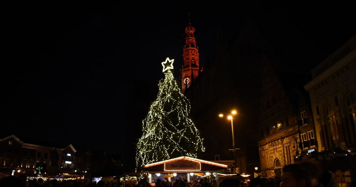 Dit staat er allemaal op het podium tijdens de Haarlemse kerstmarkt 2025