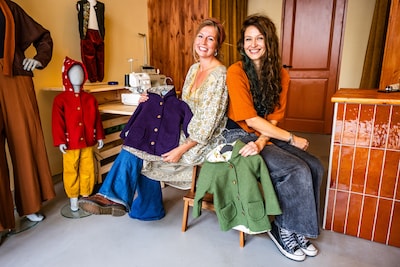 Moeders Loes en Syl verkopen sprookjesachtige kinderkleding wereldwijd: ‘Toen er niets was, gingen we het zelf maken’