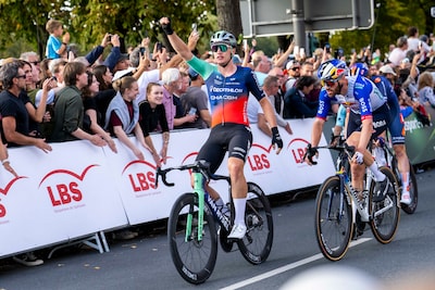 Olav Kooij sprint naar zege in Münster en boekt zevende overwinning van seizoen, Frits Biesterbos derde