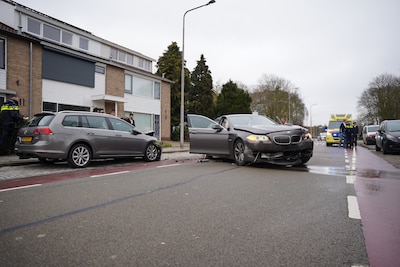 BMW ramt geparkeerde auto in Kampen: twee gewonden