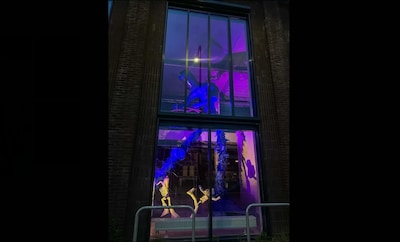 Mysterie: wat doet dit standbeeld in dit leegstaande pand in Enschede?