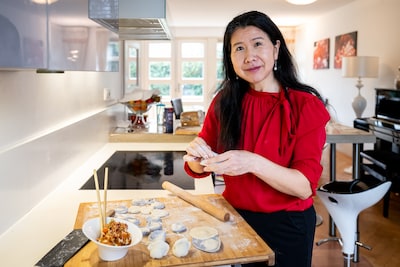 Ze begon met Chinese les aan haar man, nu runt Mudan al 20 jaar een taalschool én kookt ze 17 gangen