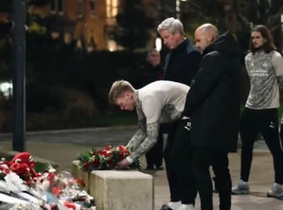 PSV’ers leggen in Liverpool krans voor wijlen Diogo Jota