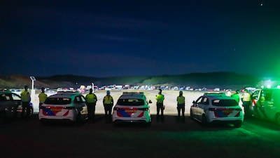 Politie beëindigt illegale raveparty met honderden bezoekers in duinen bij Schoorl