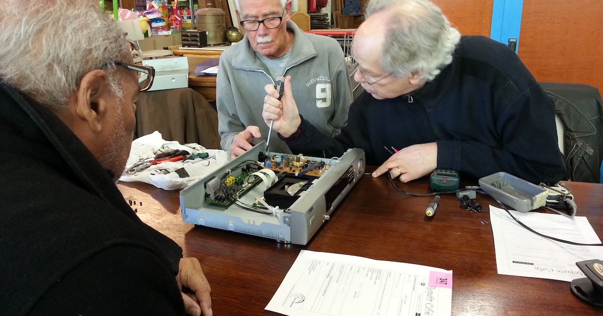 Repair Café in Kringloopwinkel Alphen helpt bij kleine reparaties