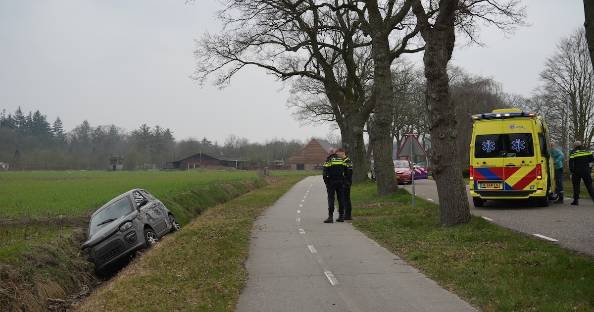 Brommobiel belandt in greppel naast de Smalbroek in Beilen