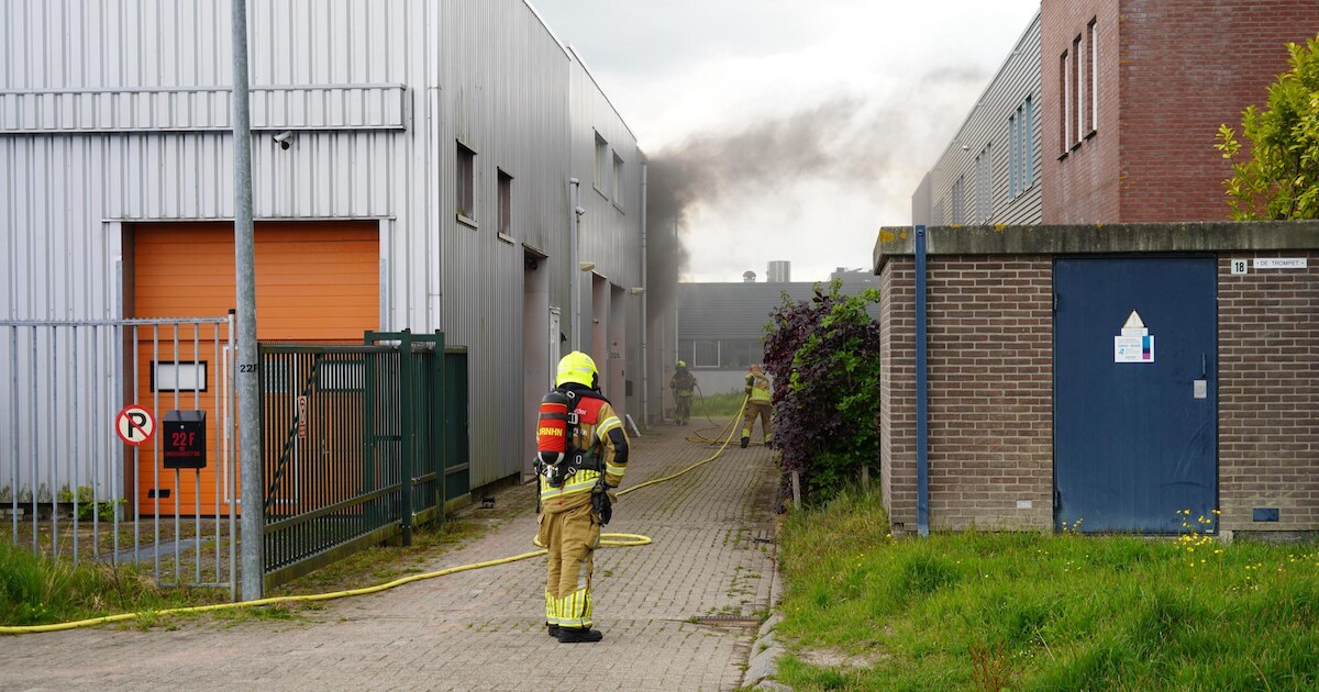 Rook slaat uit bedrijfsverzamelgebouw door flinke brand in Enkhuizen