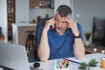 Marco (54) heeft bijna een nieuwe baan, tot zijn oude leidinggevende wordt gebeld