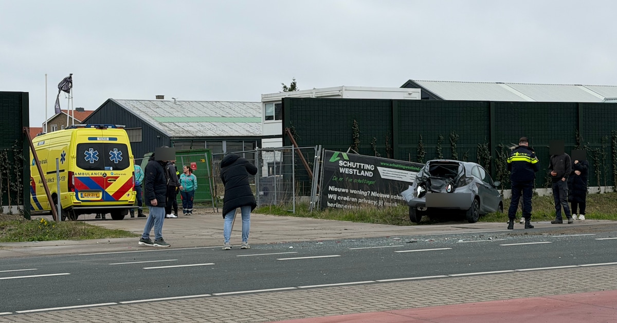 Tractor rijdt achter op auto in De Lier, veel schade