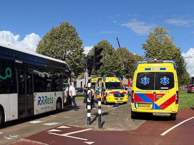 Fietser in Enschede gewond na aanrijding met bus