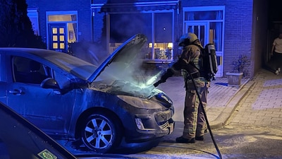 Auto vliegt in brand in Oldenzaal, buurtbewoner probeert te blussen
