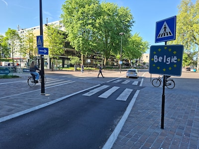 Wegdek van Stadsforum in Tilburg zo slecht dat er uit protest ‘Welkom in België’ bij is opgehangen