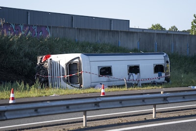8 gewonden naar ziekenhuis na ernstig ongeluk met touringcar vol Duitse scholieren, A28 tot avondspits dicht