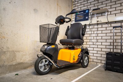 Inwoners van Oud-Beijerland kunnen nu een scootmobiel lenen: ‘Dit houdt mensen alsnog mobiel’